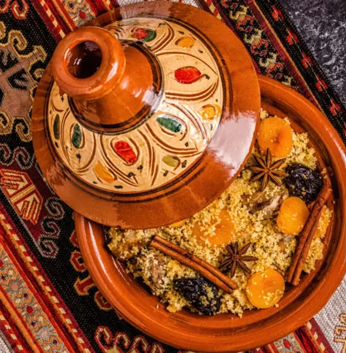 Plat de couscous marocain traditionnel avec légumes, viande et bouillon parfumé – photo @tbralnina.