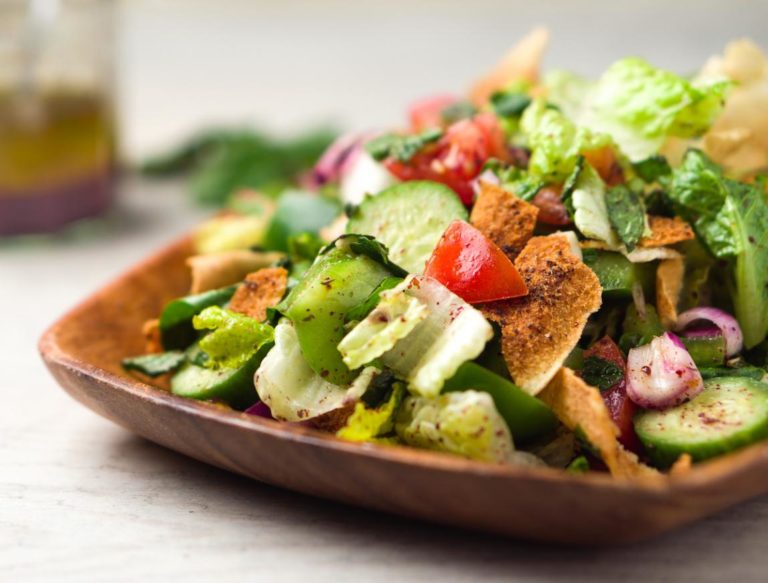 Salade libanaise de fattouche au pain pita