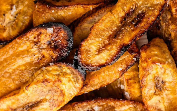 Aloco (bananes plantains frites) avec sauce épicée