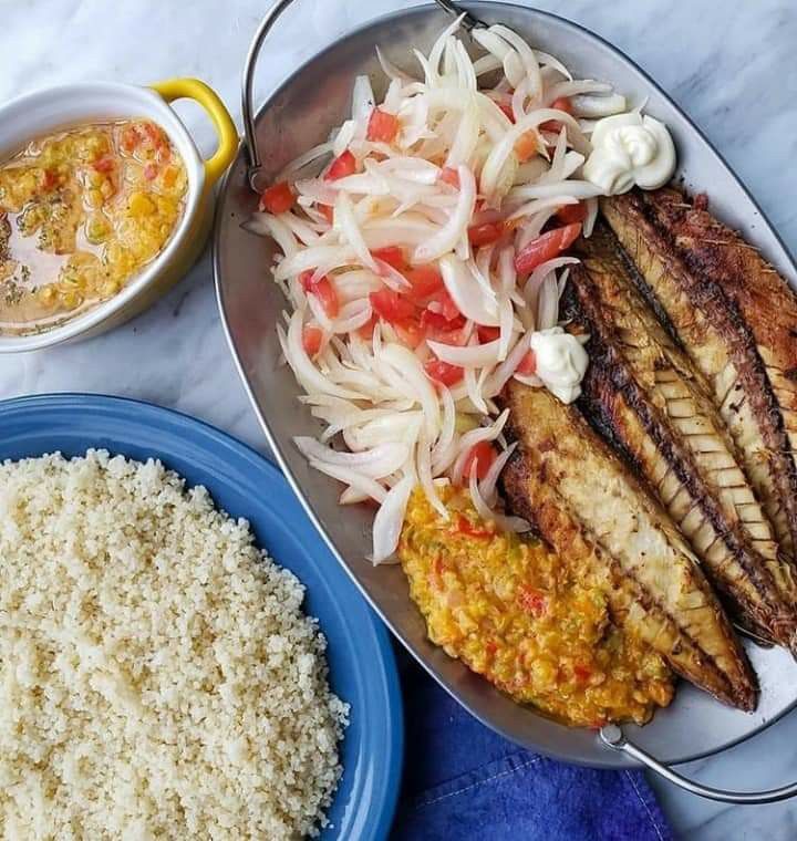 Poisson fumé avec de l'attiéké Crédit photo: @Ivorian food